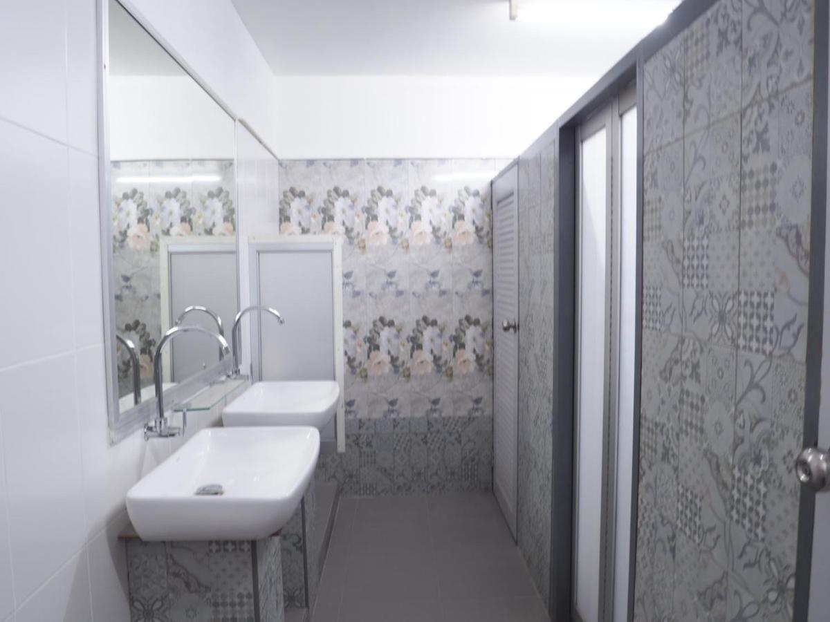 Baansu Hostel Банкок Екстериор снимка